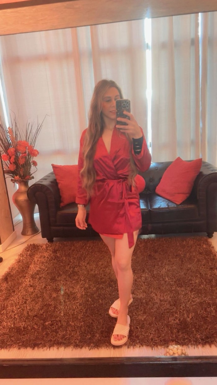 Ivana rubia con potentes curvas!!