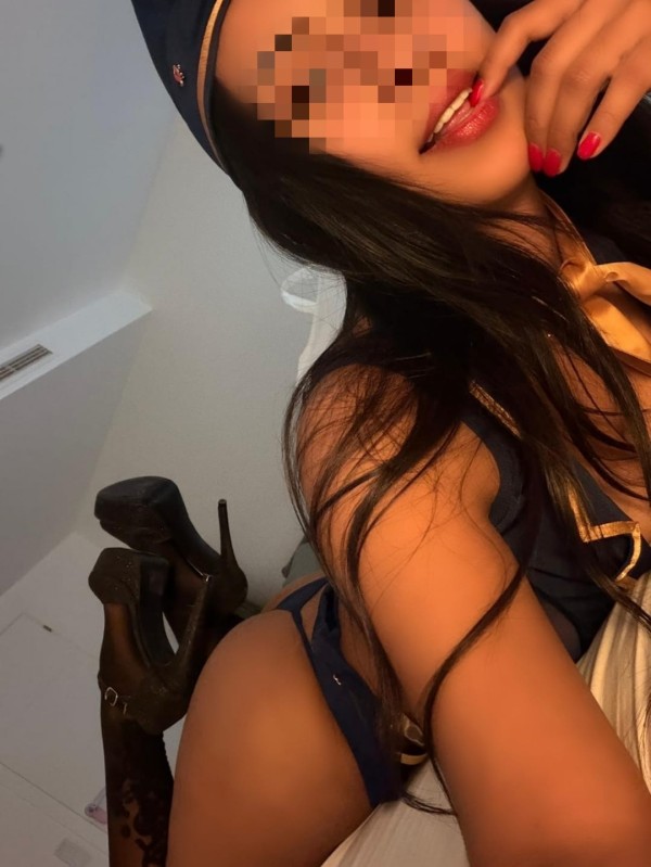 MORENA SEXY Y JUGUETONA