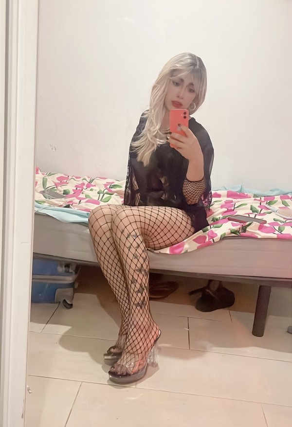 BELLA TRANS RUBIA Y SENSUAL FIESTERA FOTOS REALES