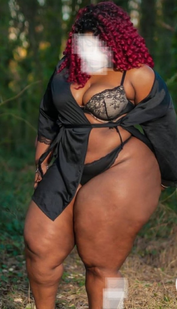 Sarita morena de curvas calientes