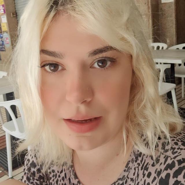 ALISSE EM SALOU ELEGANTE E HERMOSA
