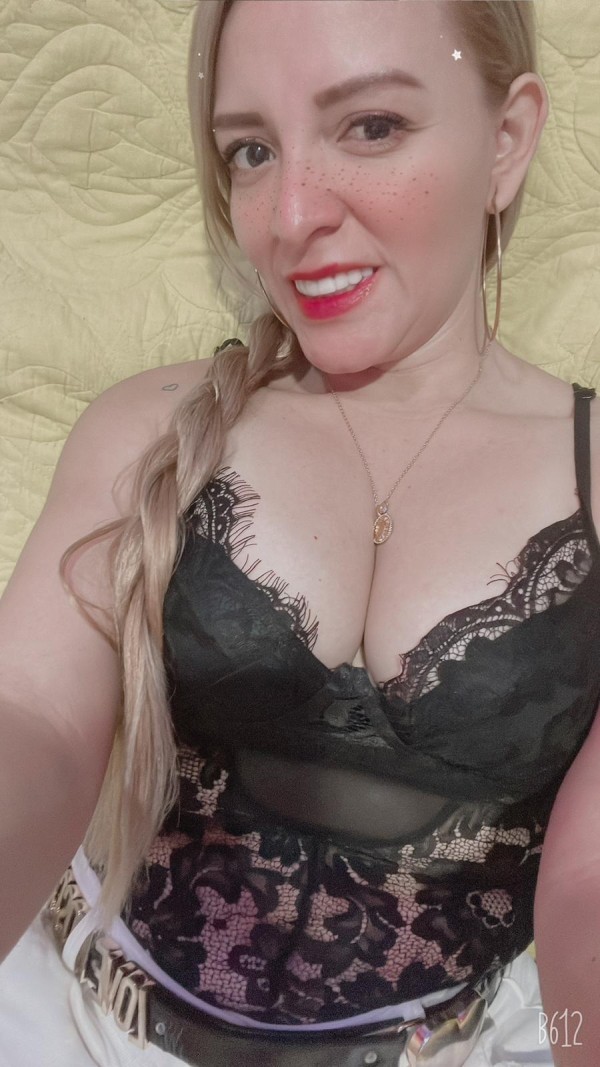SOY TATIANA TE GUSTARIA SABOREAR CADA CENTIMETRO DE MI CUERPO
