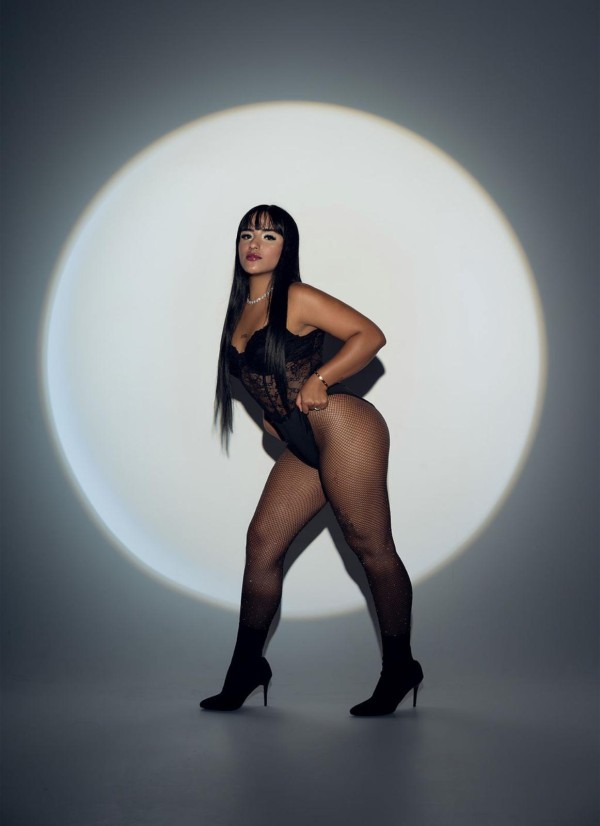 MIA 19 ENCANTADORA VENEZOLANA MUY CARIÑOSA