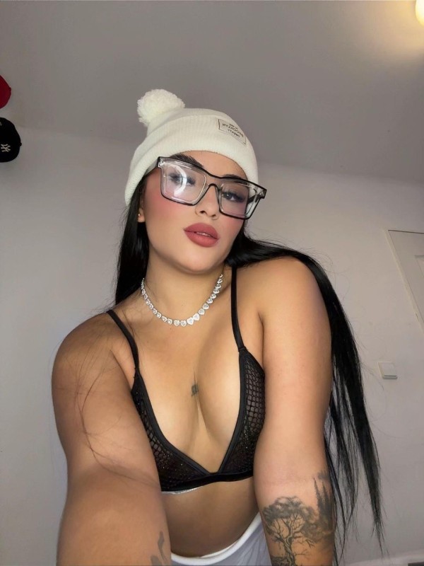 MIA 19 ENCANTADORA VENEZOLANA MUY CARIÑOSA