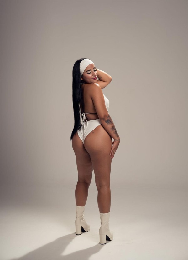 MIA 19 ENCANTADORA VENEZOLANA MUY CARIÑOSA