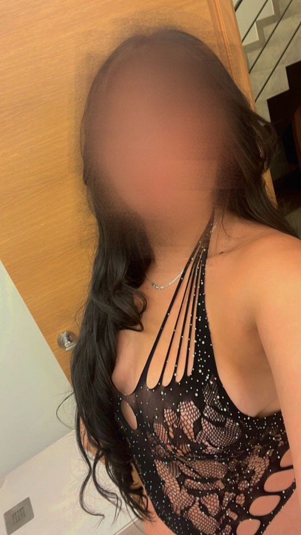 SOY SABRINA UNA TIERNA LATINA MUY PERRITA BAJO SABANAS