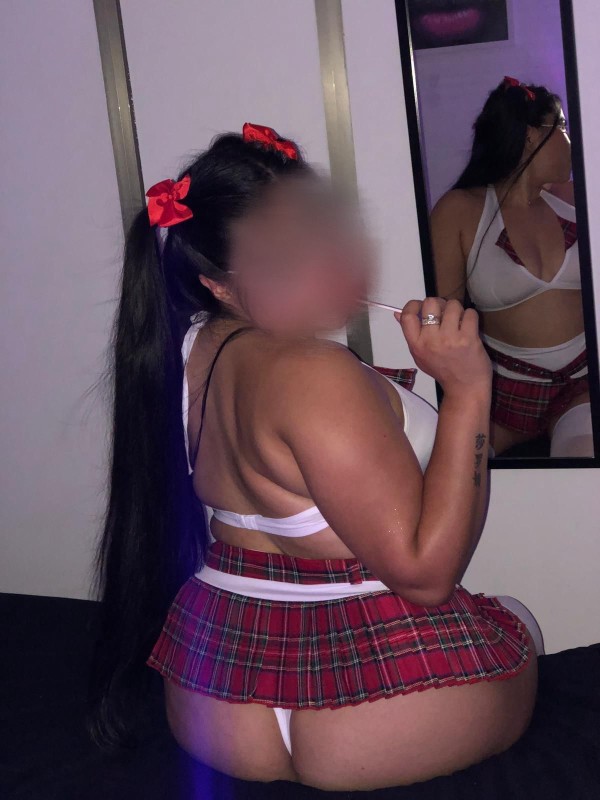 SOY SABRINA UNA TIERNA LATINA MUY PERRITA BAJO SABANAS