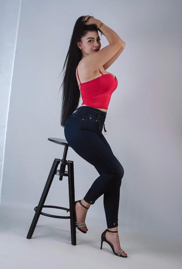 Dulce y traviesa jovencita latina