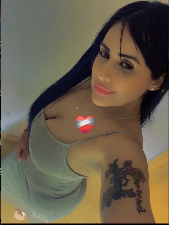 UNA JOVENCITA LLENA DE PASION Y  LUJURIA