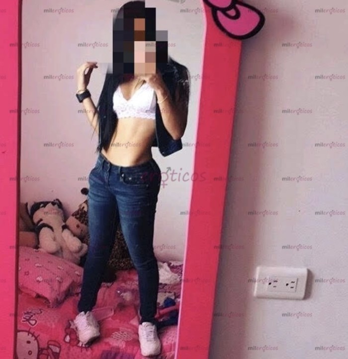 Chica sexy delgada morbosa al 100