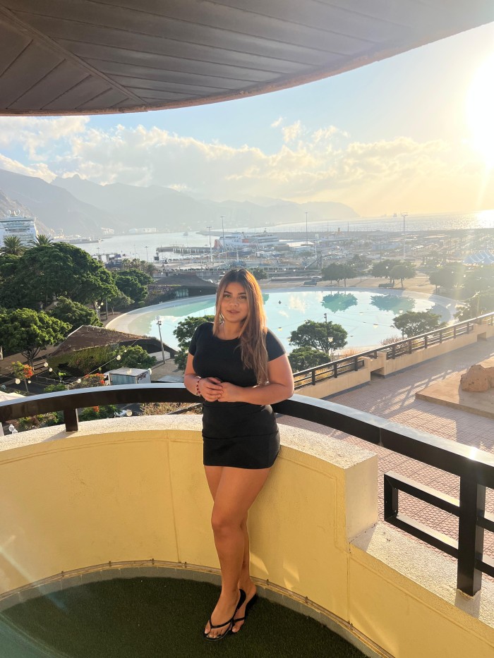 PRECIOSA CHICA CON FOTICOS REALES EN CENTRO BARCEL