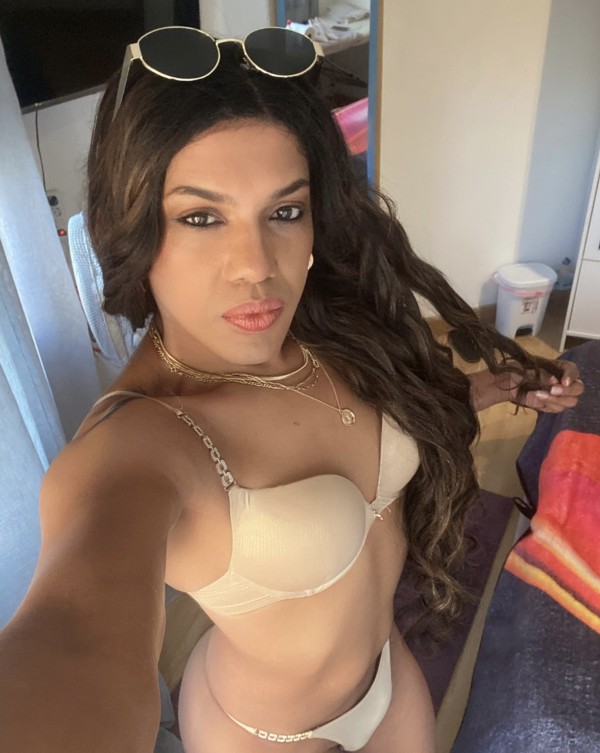 Exótica Colombiana jovencita guapa cariñosa complaciente FIESTERA