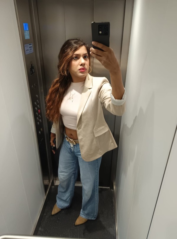 Exótica Colombiana jovencita guapa cariñosa complaciente FIESTERA