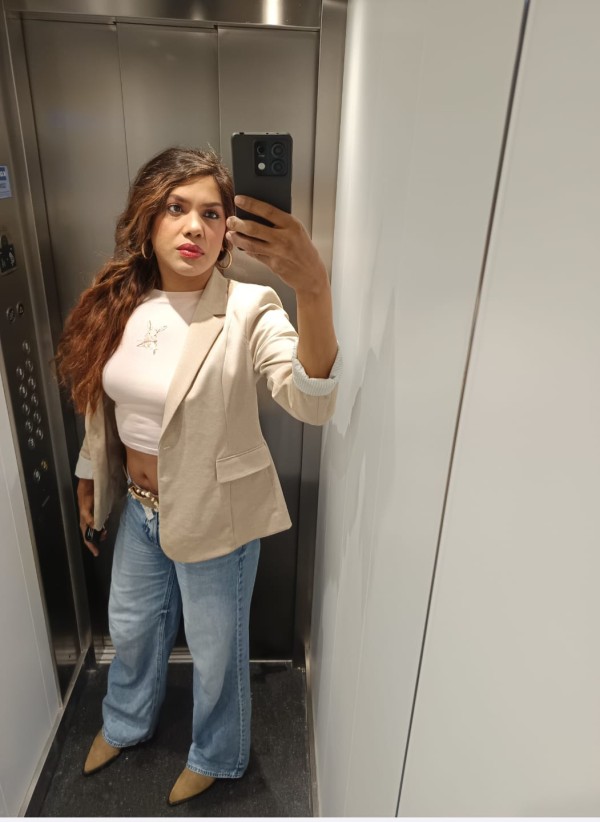 Exótica Colombiana jovencita guapa cariñosa complaciente FIESTERA