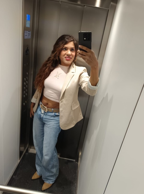 Exótica Colombiana jovencita guapa cariñosa complaciente FIESTERA