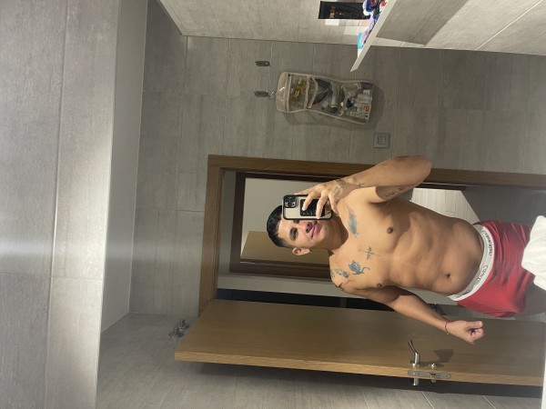 Chico masculino , dispuesto hacerte pasar un momen