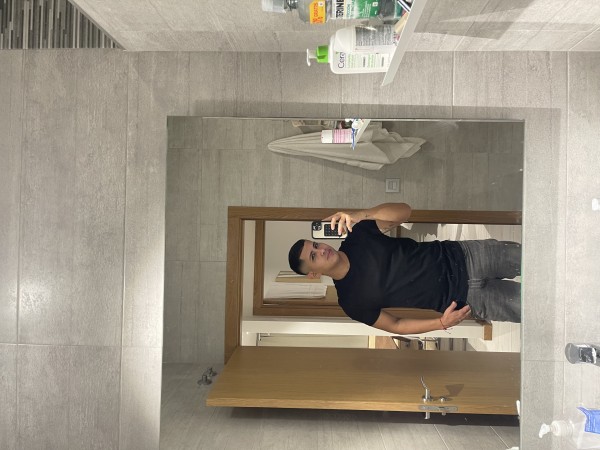 Chico masculino , dispuesto hacerte pasar un momen