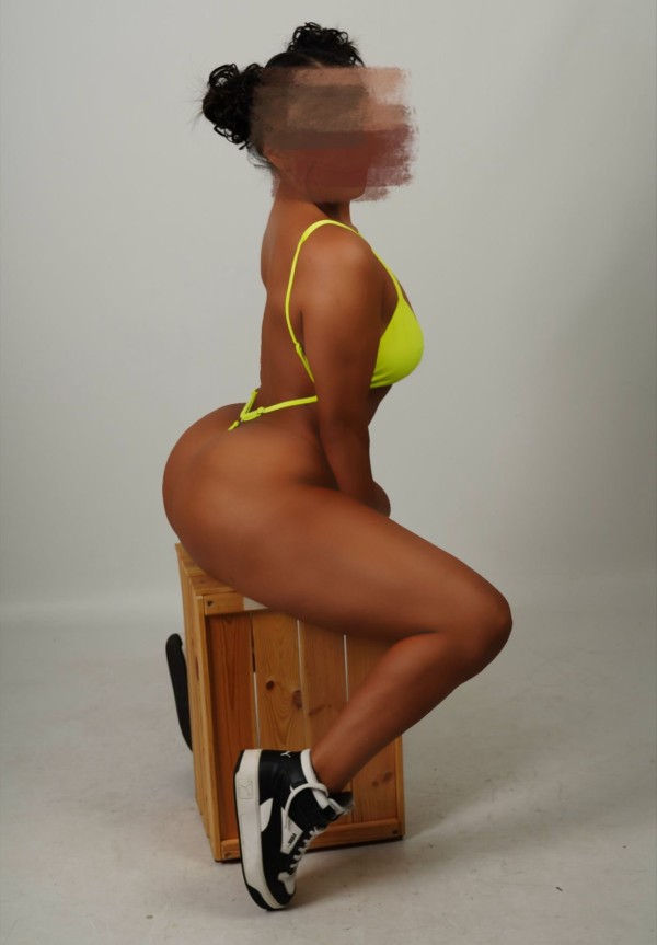 Soy mia estoy cachonda bien mojadita atencion a atencion a parejas