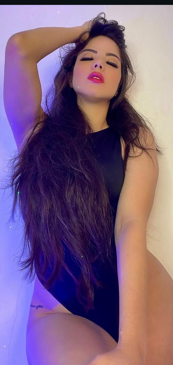 LATINA CALIENTE Y MOJADITA