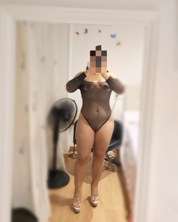 Joven colombiana bomba para un rico y delicioso encuentro lleno de placer