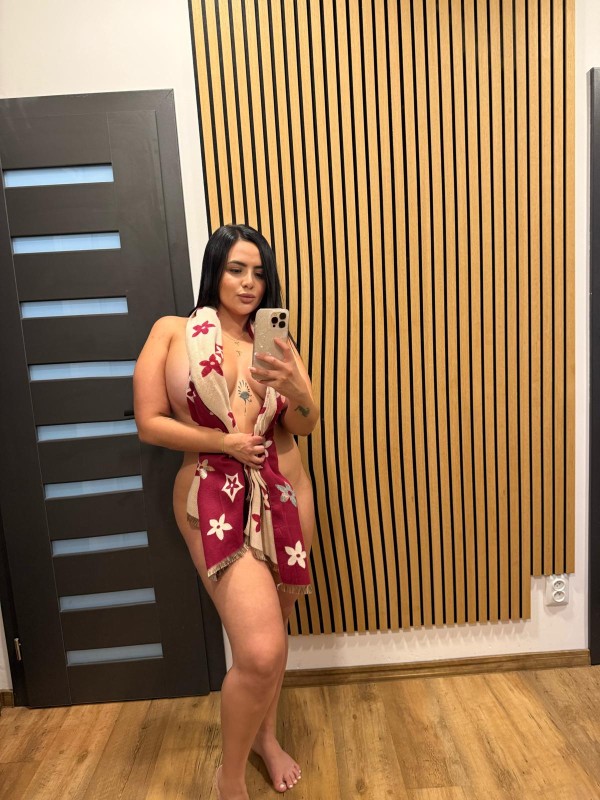 REBECA SUPER CALIENTE