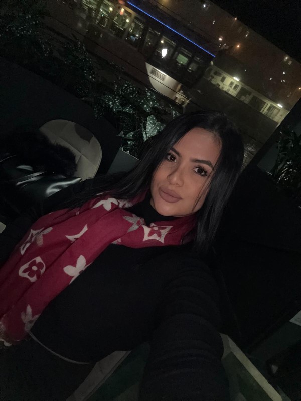 COMPLACIENTE LUJURIOSA FIESTERA