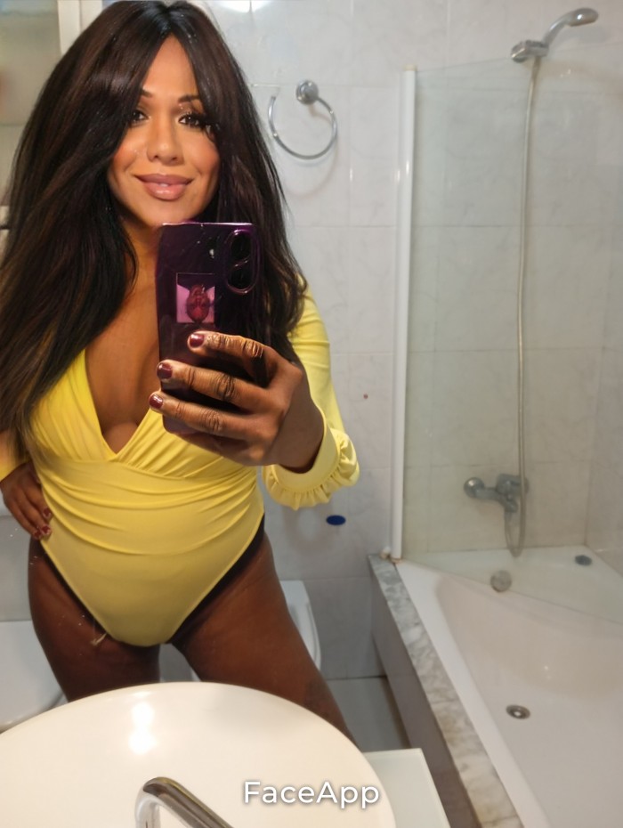 Trans dominadora fiestera fiesta solita guarra