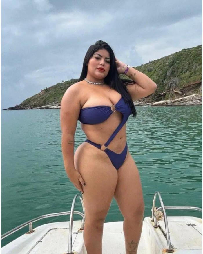 hermosa curvi fiestera