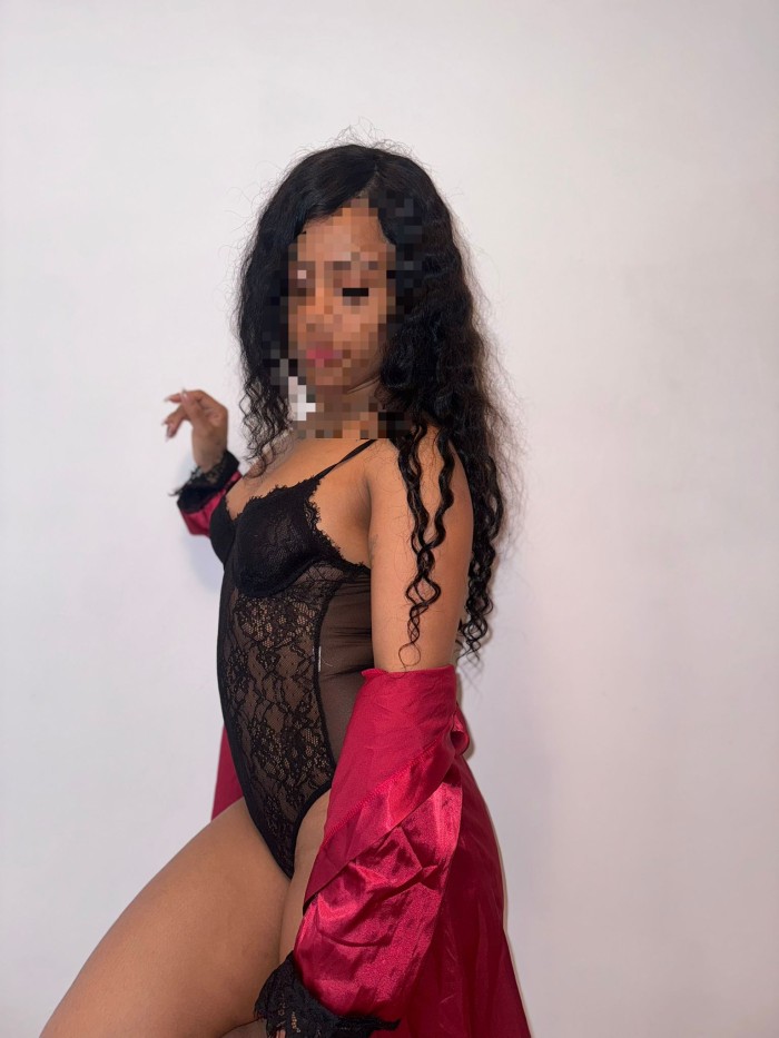 NAOMI COLOMBIANA GUAPA FOLLADORA