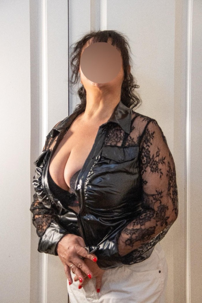 Brasileña madura fiestera muy implicada – Bernabeu