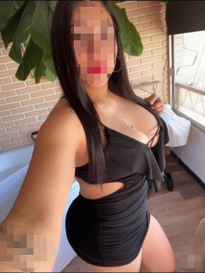SARA COLOMBIANA LATINA CON UN COÑITO MUY JUGOSO !!