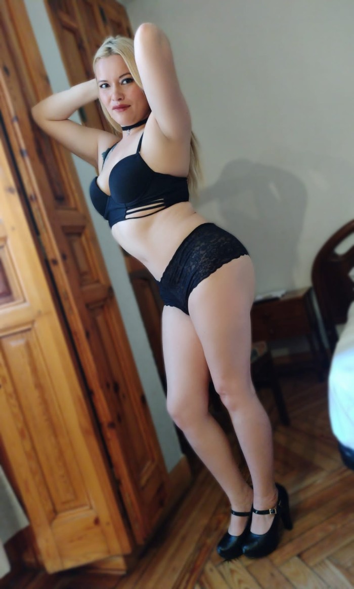 HERMOSA RUBIA FIESTERA