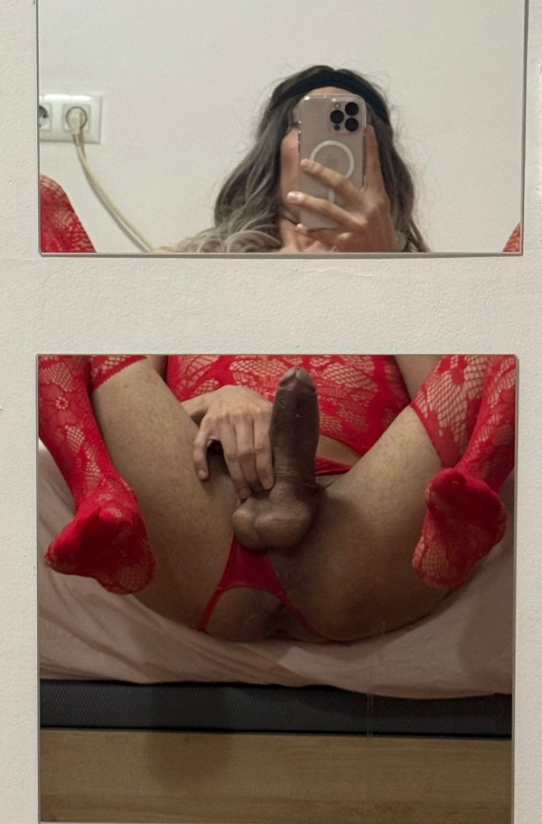 Travesti muy morbosa y caliente en la cama