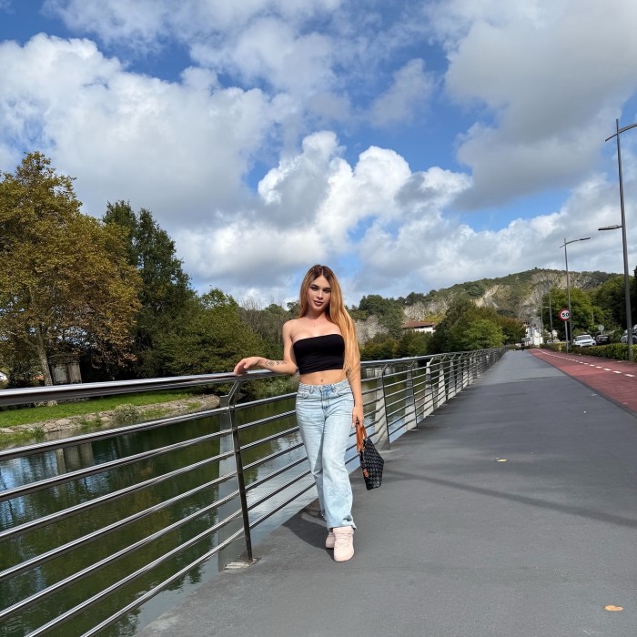 COLOMBIANA EXÓTICA ALEJA SÁENZ