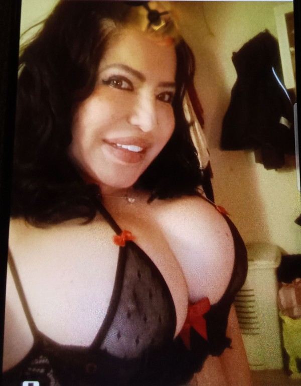 Mujer madurita ardiente y jugosa con buenas tetas.