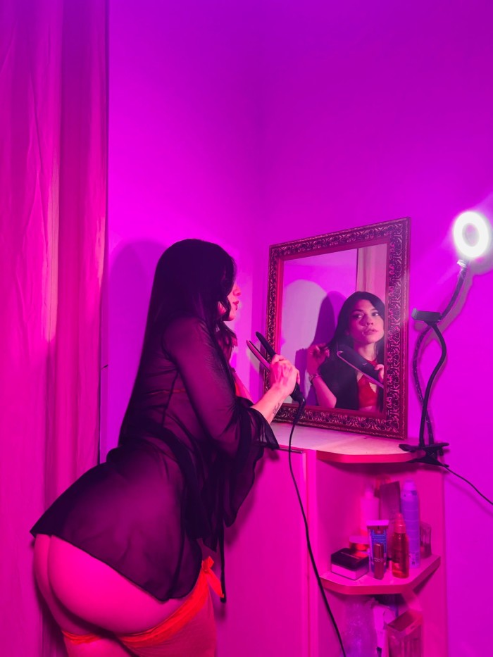 SOY CHICA LINDA CARIÑOSA SOLO HAGO SALIDAS