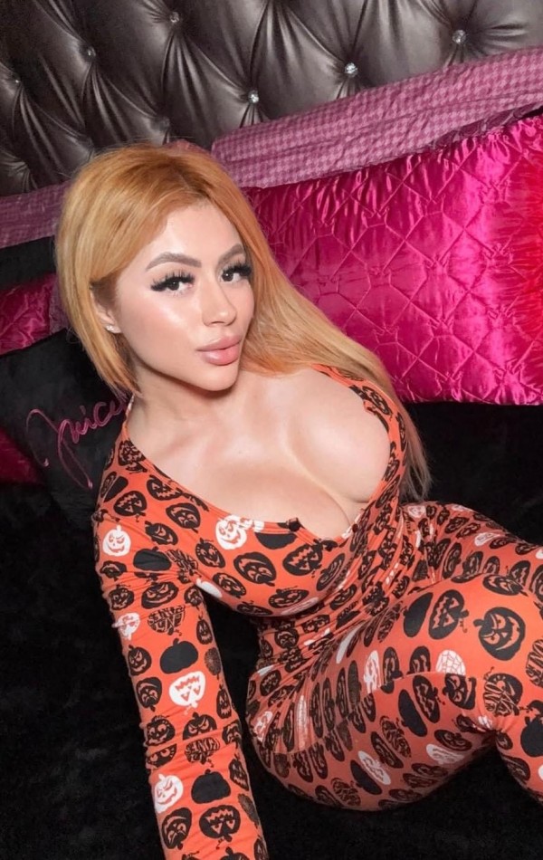 De vuelta mis amores Diosa del beso negro tetas gigante de