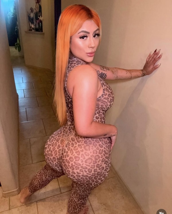 De vuelta mis amores Diosa del beso negro tetas gigante de