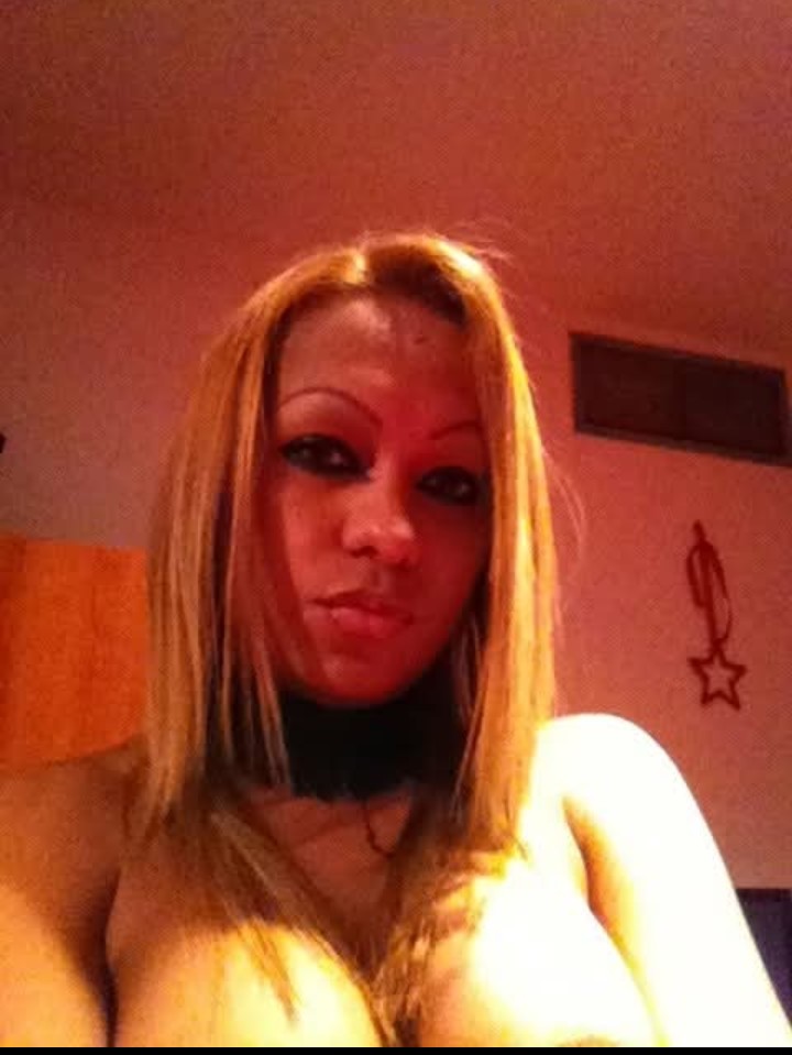 Bella travesti viciosa completa fiestera