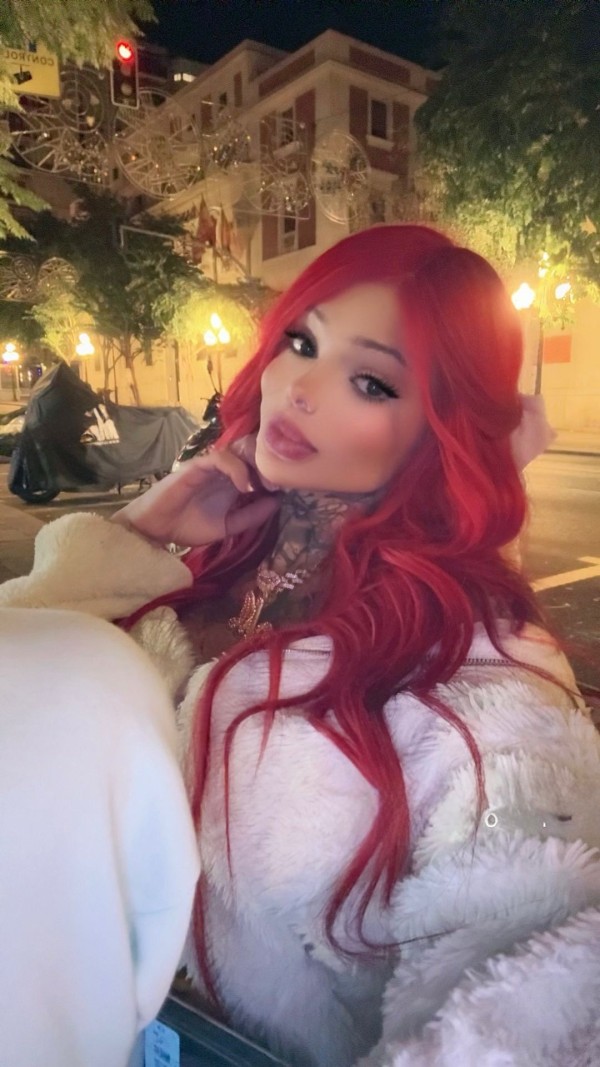 COLOMBIANA JOVEN EDUCADA AMABLE Y MUY. UENA HONDA