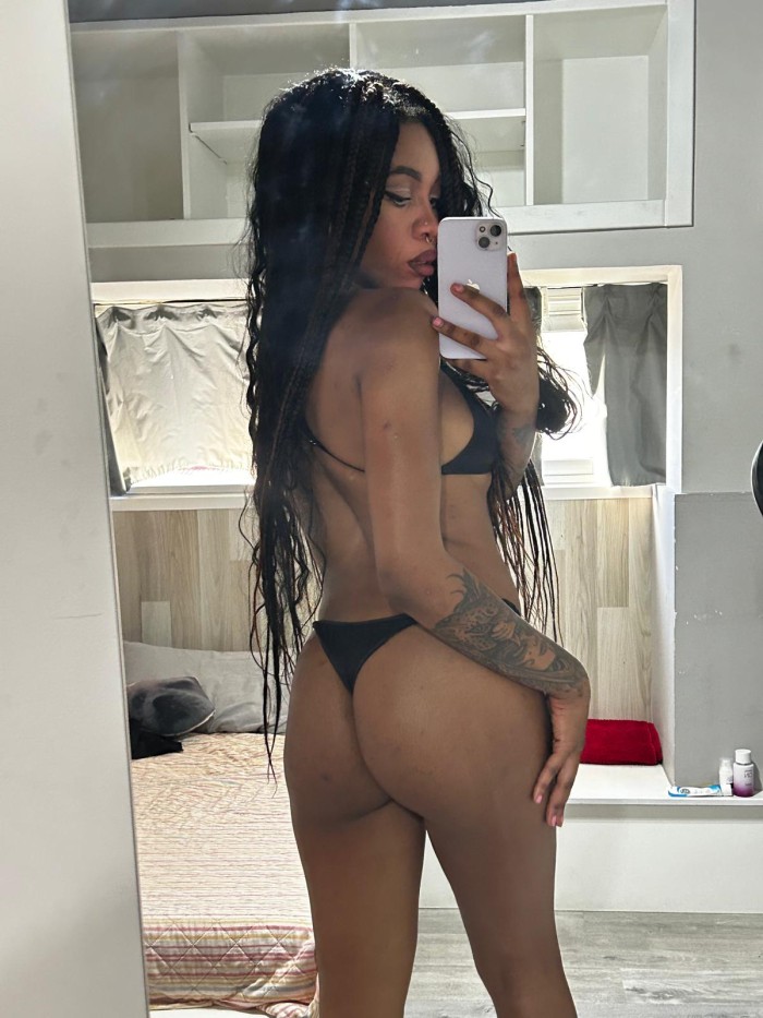 MORENA CALIENTE Y CACHONDA