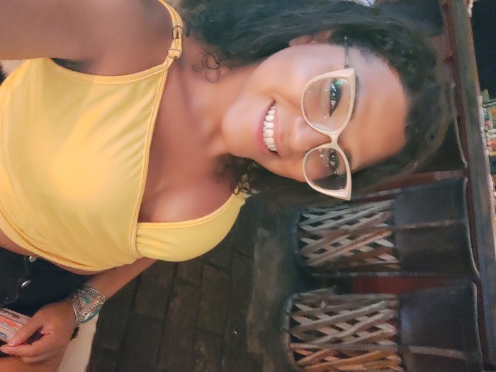 Nena latina complace fogosa y educada disponible