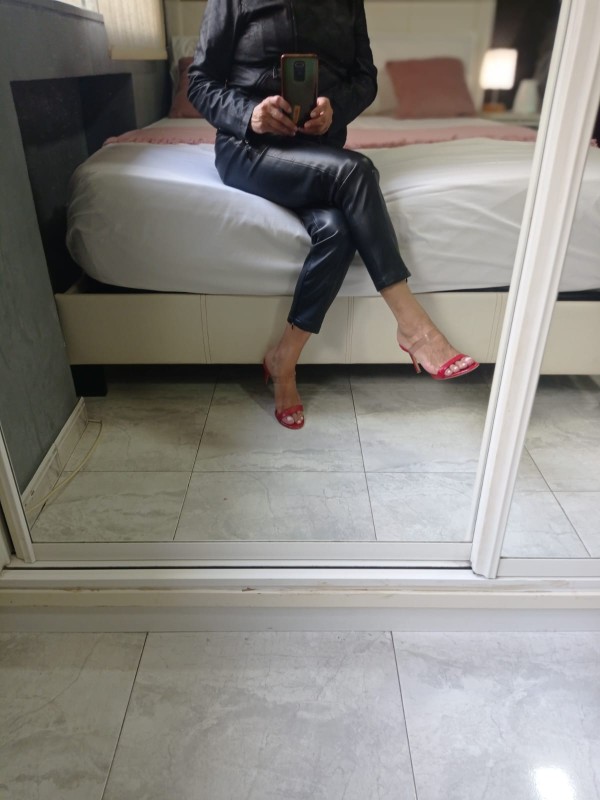 CARMINA, MASAJISTA DISPUESTA A COMPLACERTE…!!!