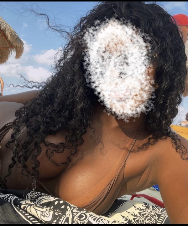 Laura disponible este . Bombón de chocolate