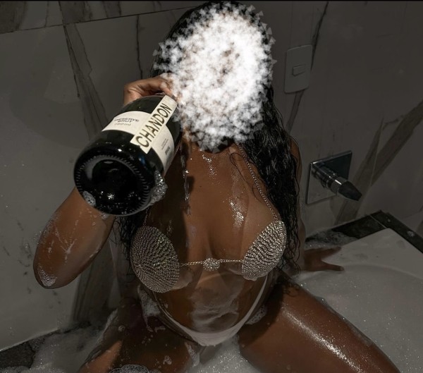 Laura disponible este . Bombón de chocolate