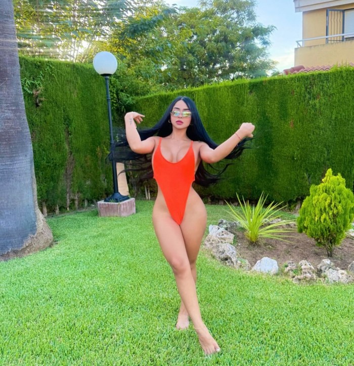 Lia blanquita divertida sin apuros