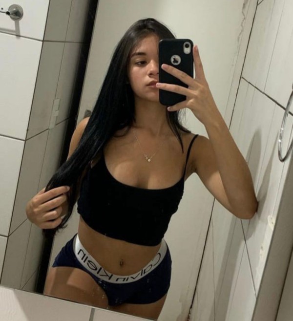 Morena delgadita disponible
