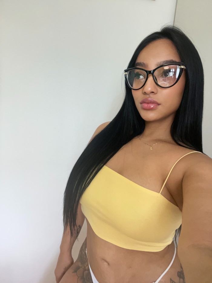 LATINA BUENAS TETAS Y RICO COÑO