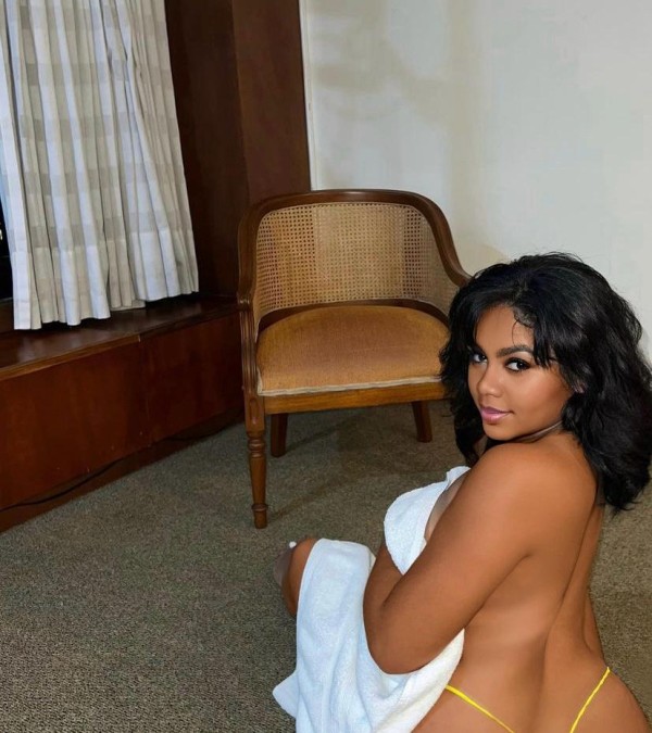 CHARLOT COLOMBIANA CON CURVAS FIESTERA MARBELLA