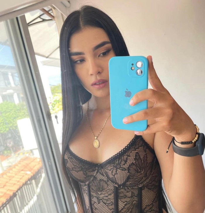 latina muy cachonda delgada succionadora